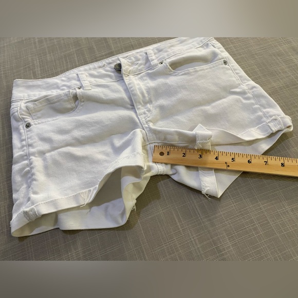 American Eagle Women’s Shorts in white. Women’s size 8 - Picture 6 of 16
